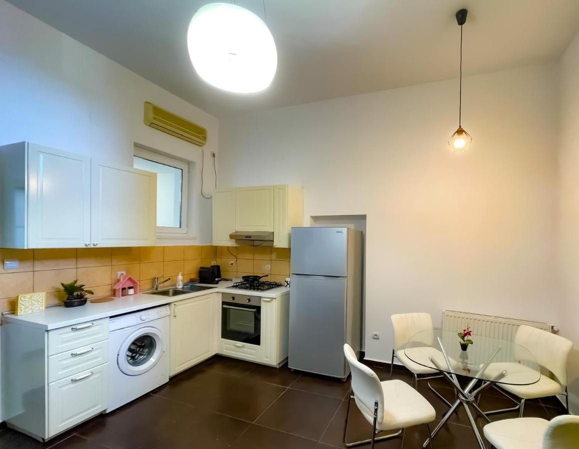 Cool Flat With Hot Tub In The Old Town Lejlighed Bukarest Eksteriør billede