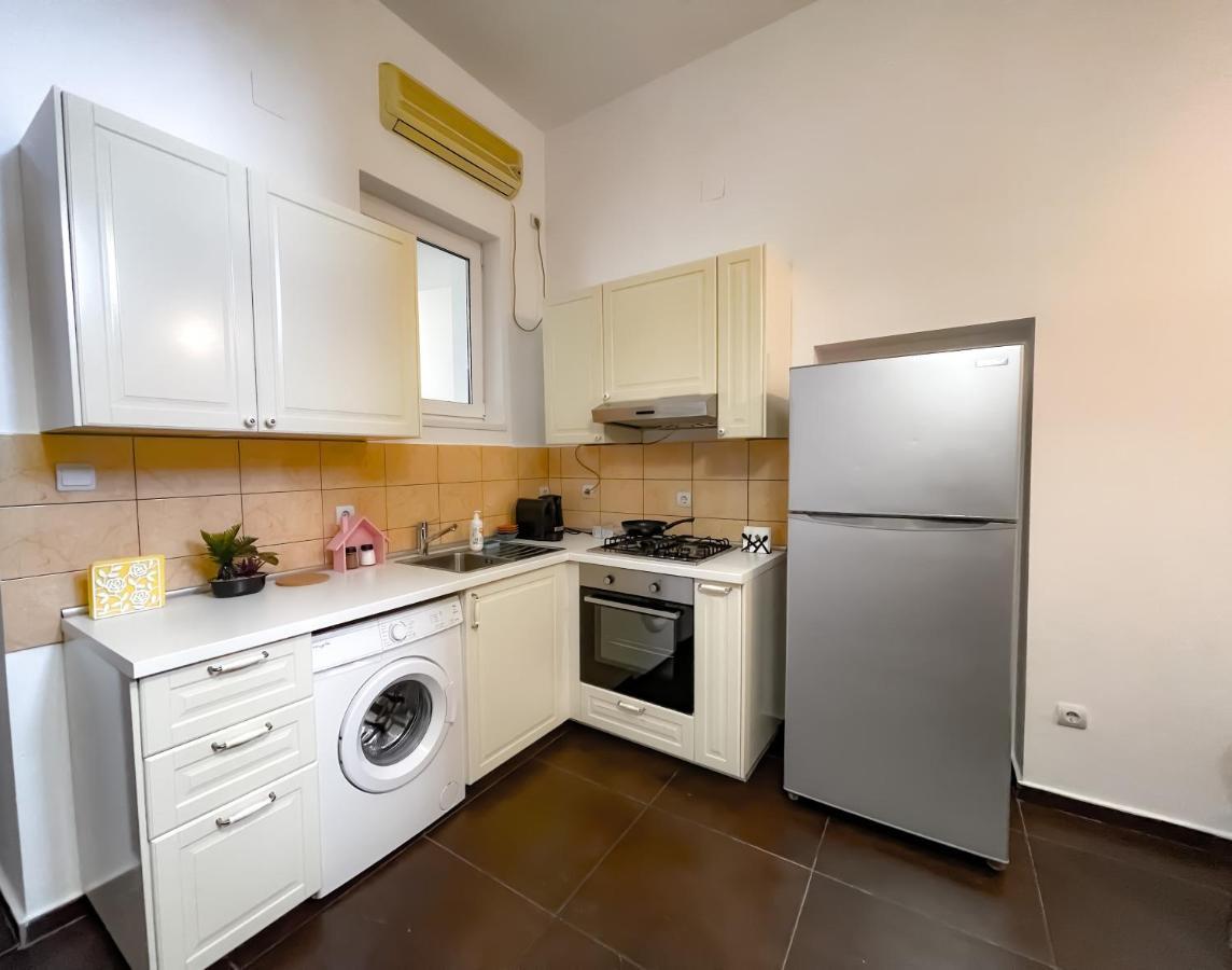 Cool Flat With Hot Tub In The Old Town Lejlighed Bukarest Eksteriør billede