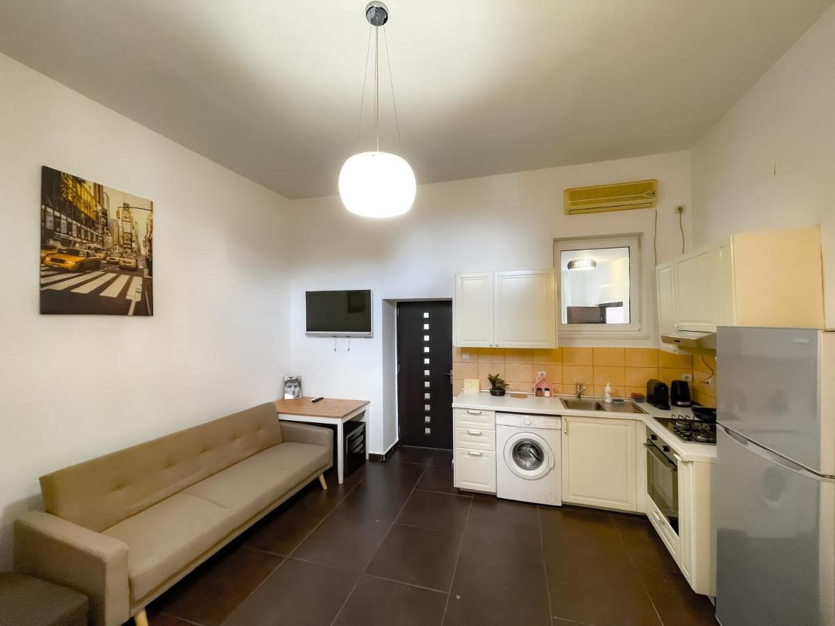 Cool Flat With Hot Tub In The Old Town Lejlighed Bukarest Eksteriør billede