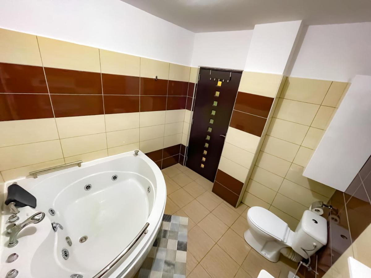 Cool Flat With Hot Tub In The Old Town Lejlighed Bukarest Eksteriør billede