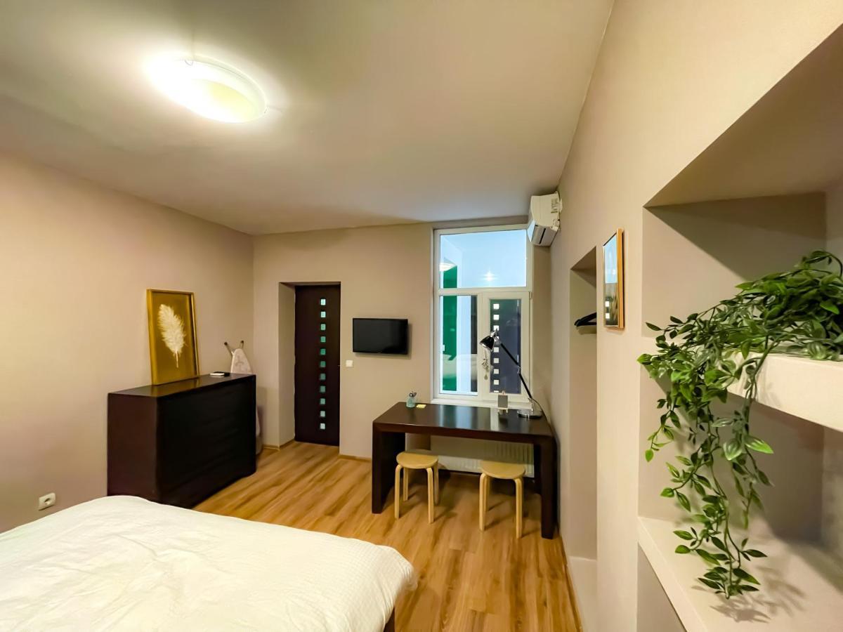 Cool Flat With Hot Tub In The Old Town Lejlighed Bukarest Eksteriør billede