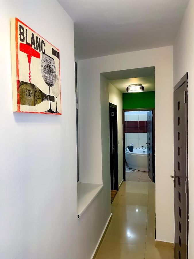 Cool Flat With Hot Tub In The Old Town Lejlighed Bukarest Eksteriør billede